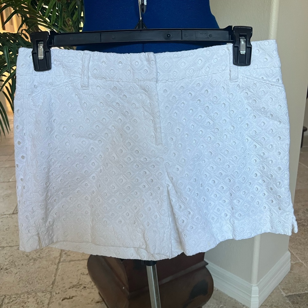 White, House, Black, Market, white short, barely worn Mid thigh or above size 6